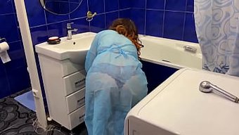 业余妈妈在浴室里被继...