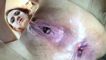 紧身阴道的女孩在自慰时放屁