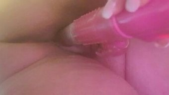 成熟的欧洲妈妈使用震...