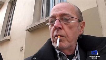 一个法国男人把妻子的...