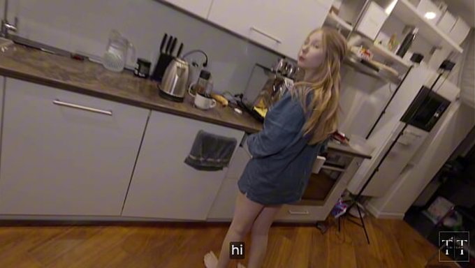 拥有天然大胸的美丽女人用她的身体代替了免费的卡布奇诺。