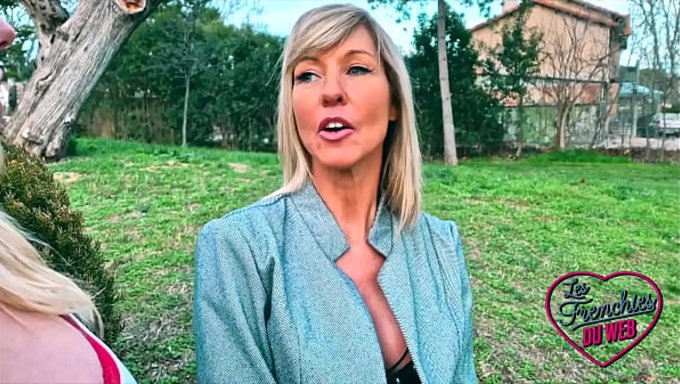 艾美尝试了她与两个女孩的第一次ffh三人行,以艾美克里斯汀为主角。