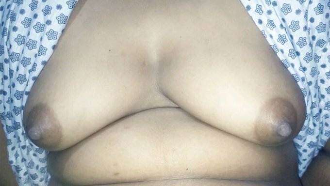 印度妻子出轨视频中的大自然乳房和背后动作