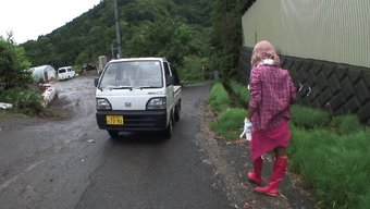 亚洲美女被陌生人勾引...