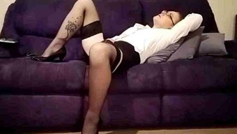 瘦弱的英国女孩穿着高...