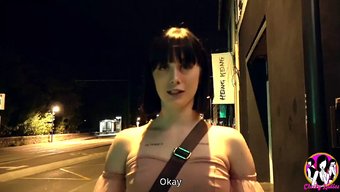 热辣的棕发女郎同时接...
