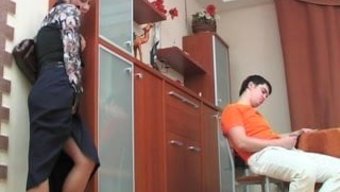 少女被年长的女人舔和操阴部
