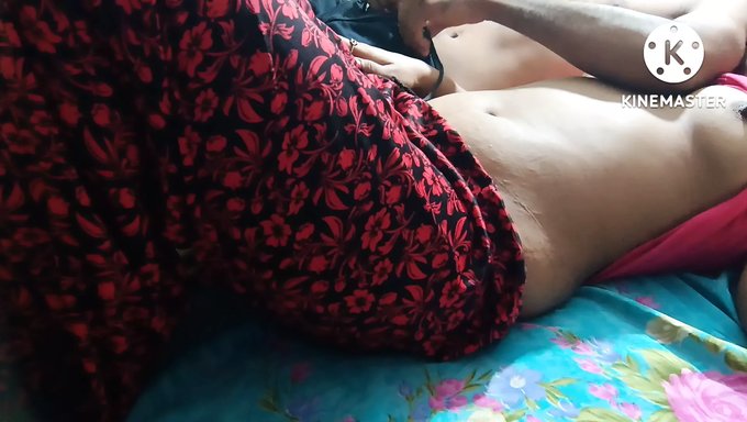 成熟的印度女人被崇拜她的大自然乳房