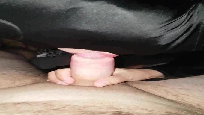 妻子戴着面具进行情色口交