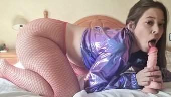 胸部丰满的金发少女享...