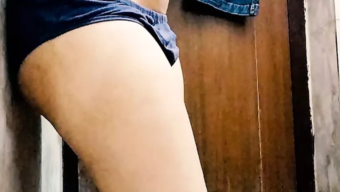 感性的熟女在印地语音频中分享她的亲密时刻