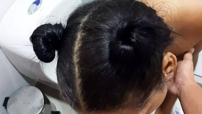 棕色哥伦比亚宝贝在淋浴间里深喉口交