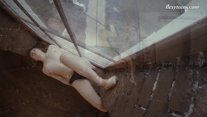 Rita Pervorazova的娇小乳房和性感的脚展示出来