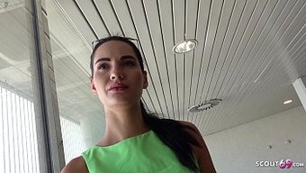 瘦弱的年轻女子梅根被...