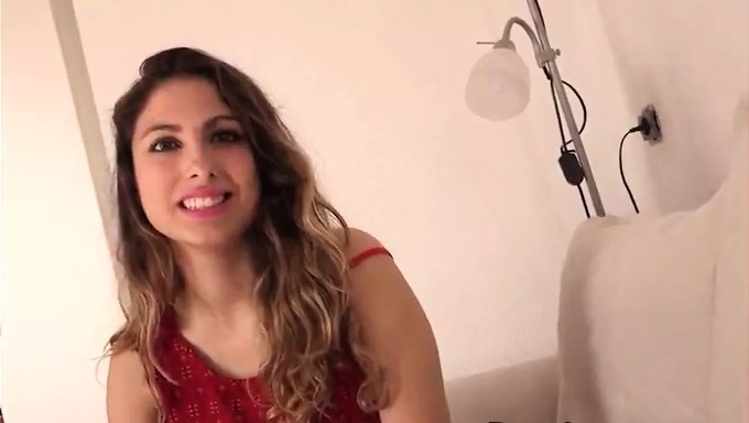 性欲旺盛的西班牙少女在她的阴道里接受阴茎