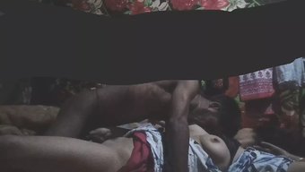 双性恋夫妇沉迷于古怪...