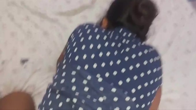 印度18岁小胸部女孩被邀请到房间里享受快感