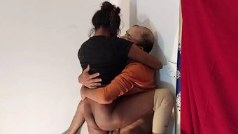 年轻而兴奋的妻子与丈...