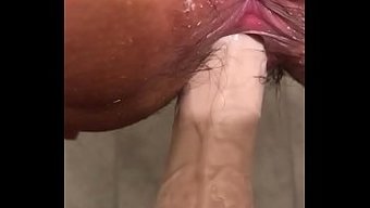 肮脏的自制浴室用假阳具自慰
