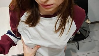 我和熟女在厨房热辣地勾搭