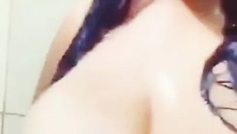 印度女孩的浴室表演,...