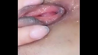 亚洲网络女孩使用性玩...