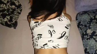 美丽的情侣在业余视频...