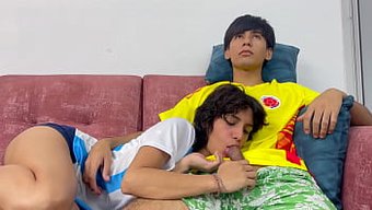 我和年轻的继妹一起看...