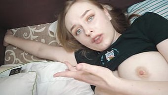 年轻天真的继女经历了...
