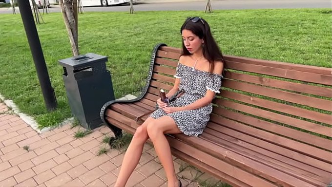 在街上找到凯蒂·韦斯特,带她和朋友上床。