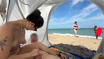 我让他在海滩上当众射...