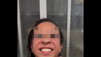 她在商场的浴室和地铁...