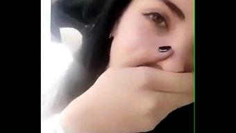 少女在雨天被捉奸的情形。