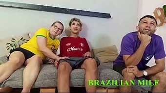 继母不守规矩,而继父专注于足球