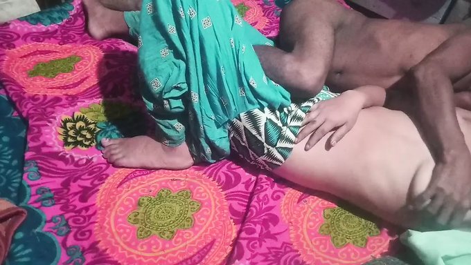 成熟的双性恋女孩与大鸡巴享受热辣的群交