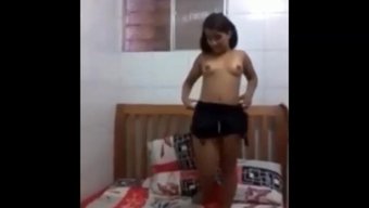 迷人的女孩为她的视频...