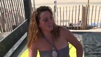年轻夫妇在户外做爱