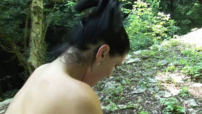 少女(18+)在激烈的动作中被舔和操