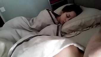 热辣的少女女同性恋在...