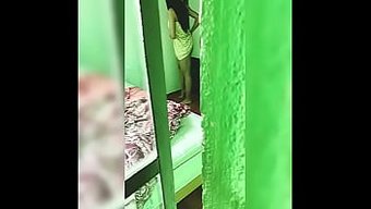 年轻的拉丁裔少女被摄...
