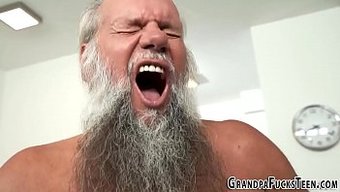 一个年轻的成年人在一...