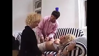 成熟的女人轮流给男人口交