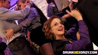 在俱乐部与兴奋的荡妇...