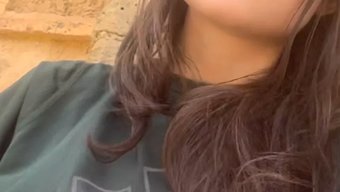 一对女同性恋在公共场...