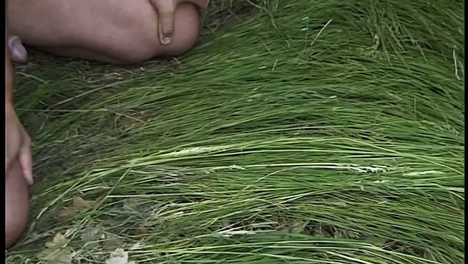热辣的宝贝在野外被精液填满嘴巴和阴道