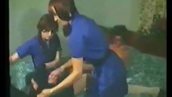毛茸茸的女孩在复古性...