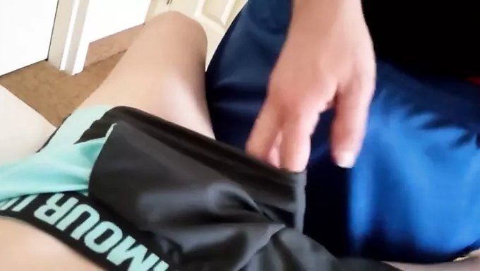 涂油的熟女在自制视频中被拉伸