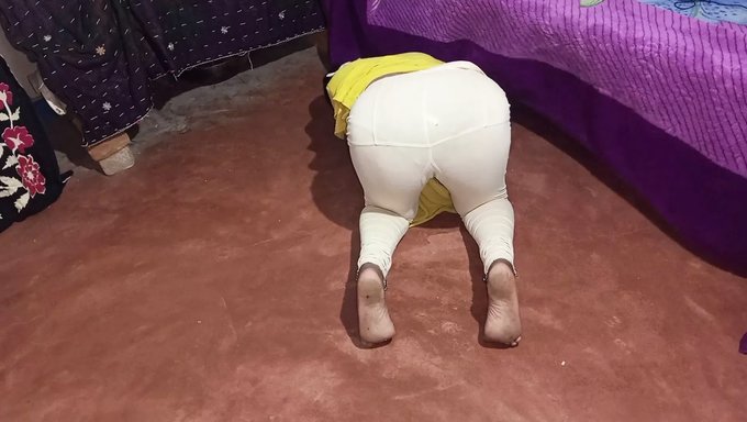 印度少女女佣被她的雇主舔和操她的阴部