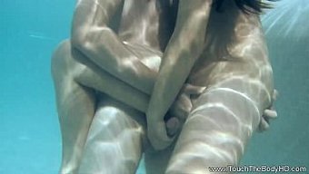 与这对情色的亚洲情侣...