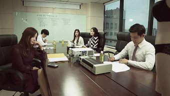 越南女孩在不穿衣服的...